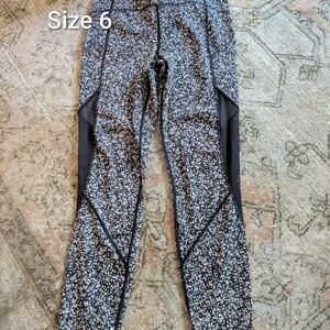 Black and White Patterned Leggings, Sole Training Tight Lululemon Size 6